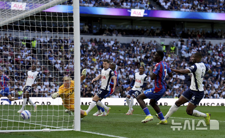 [런던=AP/뉴시스] 크리스털 팰리스의 이스마일라 사르가 11일(현지 시간) 영국 런던의 토트넘 홋스퍼 스타디움에서 열린 2024-25 프리미어리그 36라운드 토트넘 홋스퍼와의 경기에서 선제골을 넣고 있다. 2025.05.12.<font style="vertical-align: inherit;"><font style="vertical-align: inherit;"></font></font>