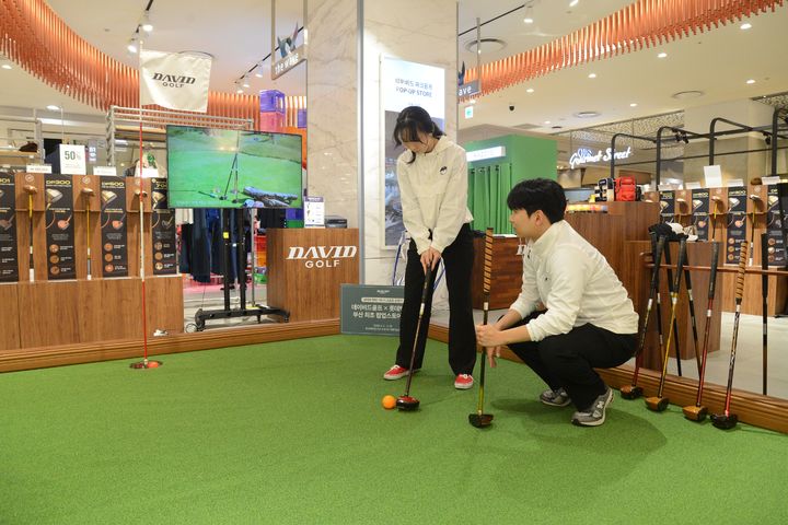 [부산=뉴시스] 롯데백화점 부산본점은 오는 22일까지 백화점 지하1층 특설매장에서 프리미엄 파크골프 브랜드 '데이비드 파크골프' 팝업스토어를 운영한다고 11일 밝혔다. (사진=롯데백화점 제공) 2025.05.11. photo@newsis.com *재판매 및 DB 금지