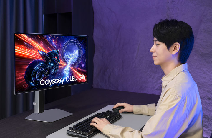 [서울=뉴시스] 삼성전자 모델이 '오디세이 OLED G6'를 체험하는 모습. (사진=삼성전자) 2025.05.11 photo@newsis.com *재판매 및 DB 금지 *재판매 및 DB 금지