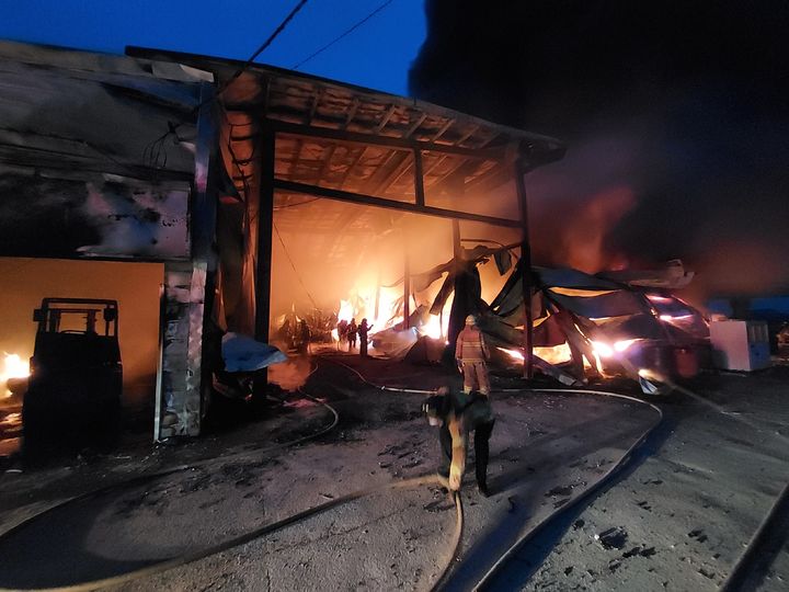 [익산=뉴시스] 11일 오전 4시34분께 전북 익산시 삼기면의 고구마 선별장에서 불이 나 붉은 화염이 치솟고 있다. (사진=전북도소방본부 제공) 2025.05.11. photo@newsis.com *재판매 및 DB 금지