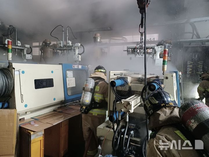 [부천=뉴시스] 정일형 기자 = 부천 삼정동 사출기계 공장 불. (사진은 부천소방서 제공)