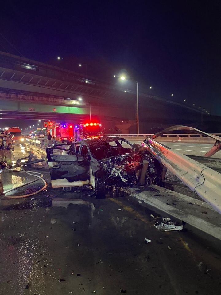 [아산=뉴시스] 11일 새벽 4시9분께 아산시 탕정면 매곡리 왕복 6차선 도로에서 난 교통사고로 K5 차량이 불에 타 현장에 출동한 소방대원이 17분 만에 진화를 끝냈다. (사진=아산소방서 제공) 2025.05.11. photo@newsis.com *재판매 및 DB 금지