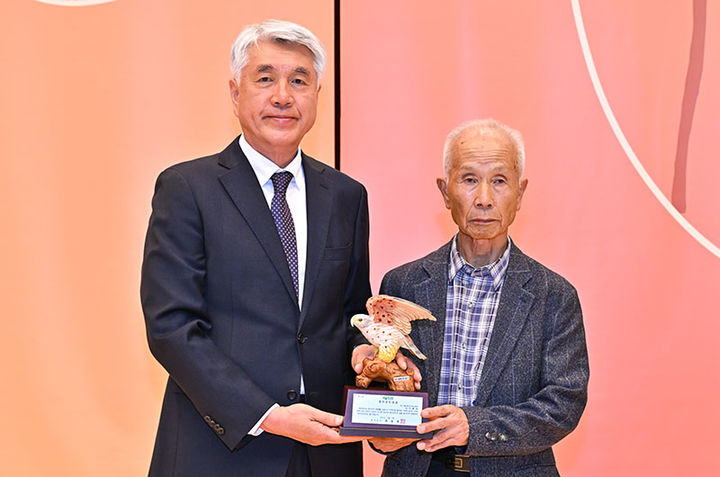 정선종합경기장에서 지난 9일 개최된 제43회 정선군민의 날 기념식에서 이용성(오른쪽) 유평삼베민속전승보존회장이 군민대상을 수상하고 있다.(사진=정선군 제공) *재판매 및 DB 금지