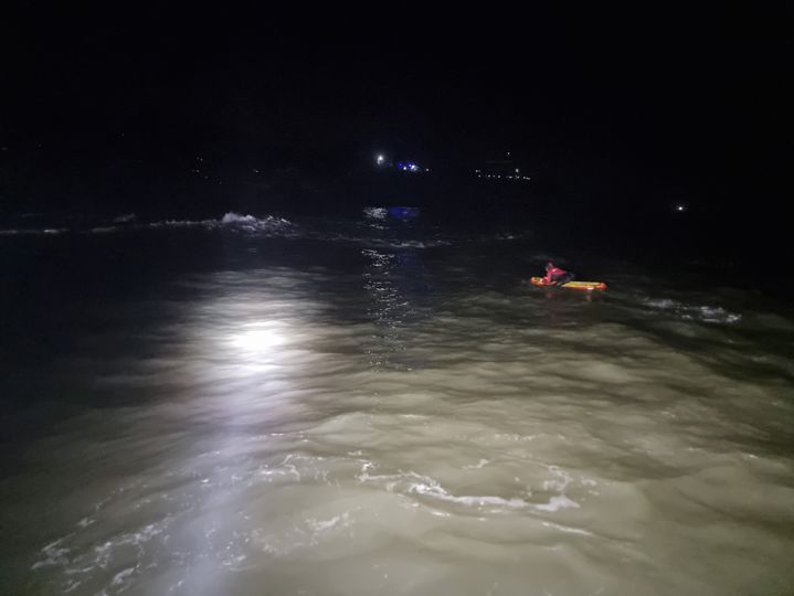 [태안=뉴시스] 11일 태안해경이 이원면 내리 꾸지나무골해수욕장 인근 바다에서 A씨를 수색하고 있다. (사진=태안해양경찰서 제공) 2025.05.11. photo@newsis.com *재판매 및 DB 금지