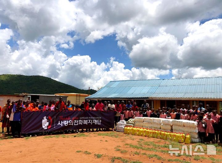 [서울=뉴시스]"밥 먹기 위해 40㎞ 흙길 왕복"…케냐 올로세이키 아동 지원 (사진 = 사랑의전화복지재단 제공)