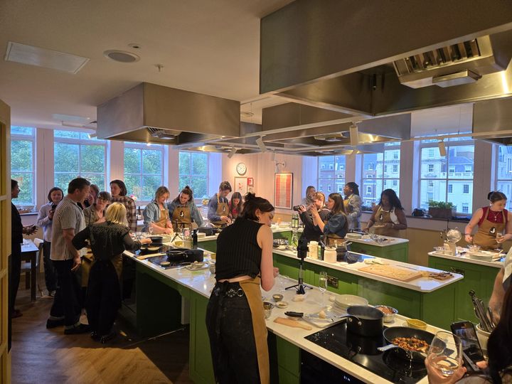 [서울=뉴시스] 삼성전자 비스포크 AI(인공지능) 주방 가전으로 단장한 영국 런던 제이미 올리버의 키친 스튜디오에서 참가자들이 클래스를 체험하고 있다. (사진=삼성전자) 2025.05.11 photo@newsis.com *재판매 및 DB 금지 *재판매 및 DB 금지