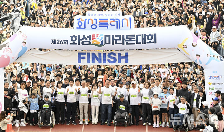 [화성=뉴시스]정명근 화성시장(사진 첫 줄 가운데)이 10일 화성종합경기타운에서 열린 2025 화성 효 마라톤 대회에서 참가자들과 기념촬영을 하고 있다.(사진=화성시 제공)2025.05.11.photo@newsis.com