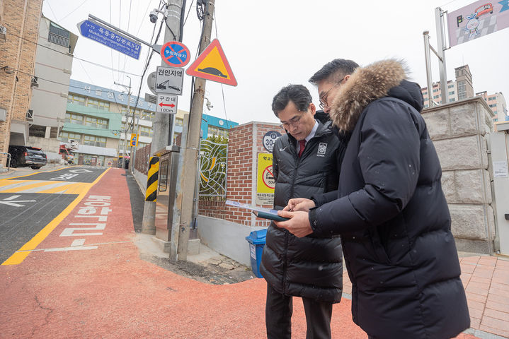[서울=뉴시스] 양천구, 도로열선을 점검하는 이기재 양천구청장. 2025.05.11. (사진=양천구 제공) *재판매 및 DB 금지