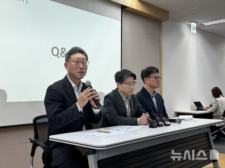 [서울=뉴시스] SK텔레콤이 11일 서울시 중구에 위치한 삼화빌딩에서 해킹 사고 이후 수습 상황에 대해 설명하는 브리핑을 열었다. (왼쪽부터)김희섭 PR센터장, 임봉호 MNO사업부장, 류정환 네트워크인프라센터장. (사진=심지혜 기자) 