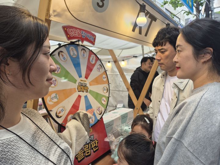 [대구=뉴시스] KT대구경북광역본부는 동성로축제 기간 라온거리를 조성하고 축제 관람객들을 위한 ‘라온이와 함께 하는 스탬프 투어’를 진행했다. (사진 = KT대구경북광역본부 제공) 2025,05.11. photo@newsis.com *재판매 및 DB 금지