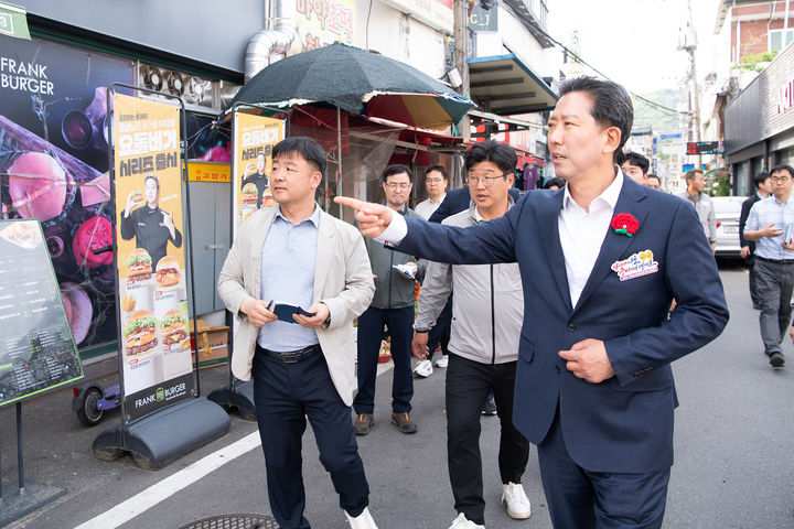 [구미=뉴시스] 김장호 시장이 선수단이 묵을 숙소와 주변 시설을 점검하고 있다. (사진=구미시 제공) 2025.05.11 photo@newsis.com *재판매 및 DB 금지
