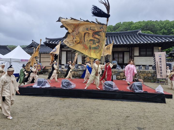 [계룡=뉴시스]제2회 계룡 사계문화제가 11일 폐막했다. 문화제 시작을 알리는 왕대리 백중놀이 공연이 펼쳐지고 있다. (사진=논산시 제공) 2025. 05. 11 photo@newsis.com *재판매 및 DB 금지