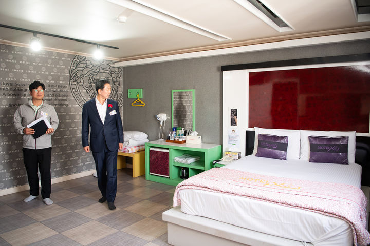 [구미=뉴시스] 선수단 숙소 점검하는 김장호 시장. (사진=구미시 제공) 2025.05.11 photo@newsis.com *재판매 및 DB 금지