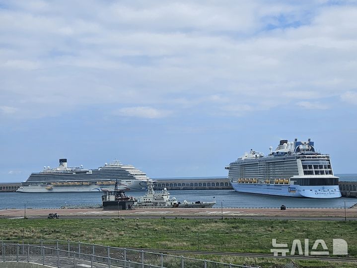 [제주=뉴시스] 10일 오후 제주 서귀포시 강정항에 대형 크루즈 17만t급 '오베이션 오브 더 씨'호와 13만t급 '아도라 매직 시티'호가 정박해 있다. 이날 1만여명의 크루즈 관광객이 제주에 입도하면서 20년 만에 일 최대 관광객 수를 기록했다. (사진=제주도 제공) 2025.05.11. photo@newsis.com