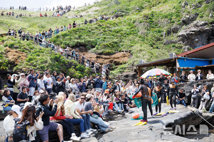 [제주=뉴시스] 지난 10일 제주 서귀포시 성산일출봉 인근에서 '2025 아시아태평양경제협력체(APEC) 제주회의' 참가 대표단을 위한 문화 관광투어가 진행되고 있다. (사진=제주도 제공) 2025.05.11. phpto@newsis.com