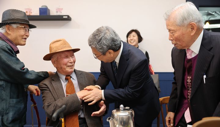 [서울=뉴시스] 정근식 서울시교육감이 11일 초등학교 은사들을 방문한 모습 (사진=서울시교육청 제공) 2025.05.12. photo@newsis.com *재판매 및 DB 금지