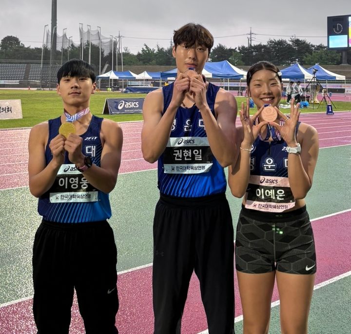 [구미=뉴시스] 이영웅·권현일·이예은 선수가 메달을 들어보이며 확짝 웃고 있다. (사진=경운대 제공) 2025.05.11 photo@newsis.com *재판매 및 DB 금지