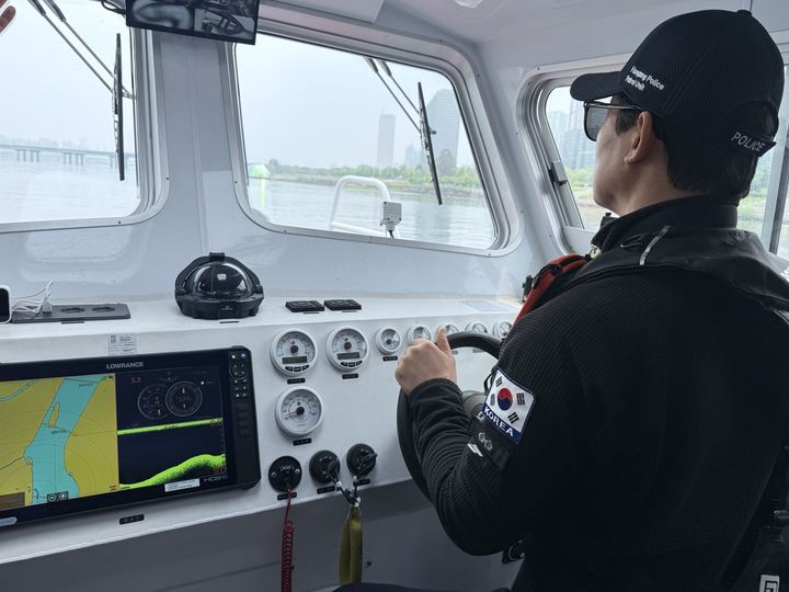 [서울=-뉴시스] 한강경찰대가 순찰정을 활용해 한강공원 일대 순찰을 하고 있다. 2025.05.11 crystal@newsis.com *재판매 및 DB 금지