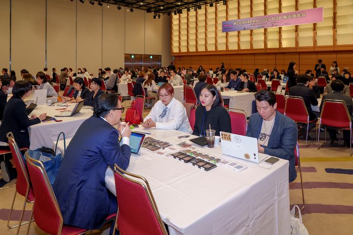 [서울=뉴시스] 일본 도쿄 국제포럼에서 열린 케이콘 재팬 2025와 연계한 B2B(기업 간 거래) 수출상담회 모습. (사진=코트라) 2025.05.11 photo@newsis.com *재판매 및 DB 금지&nbsp; *재판매 및 DB 금지