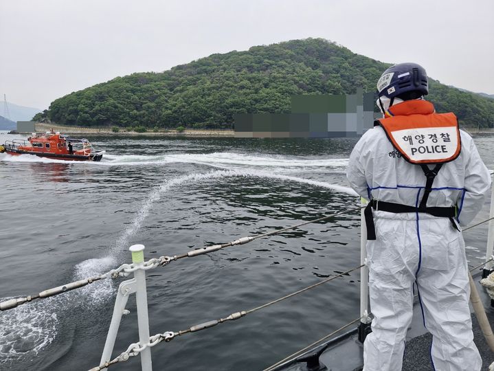 [창원=뉴시스] 강경국 기자 = 11일 오전 경남 창원시 진해구 소모도 인근 해군 부두 내 해군 함정에서 연료유(경유)가 해상에 유출되는 사고가 발생해 창원해경이 긴급 방제작업을 벌이고 있다. (사진=창원해경 제공). 2025.05.11. photo@newsis.com *재판매 및 DB 금지