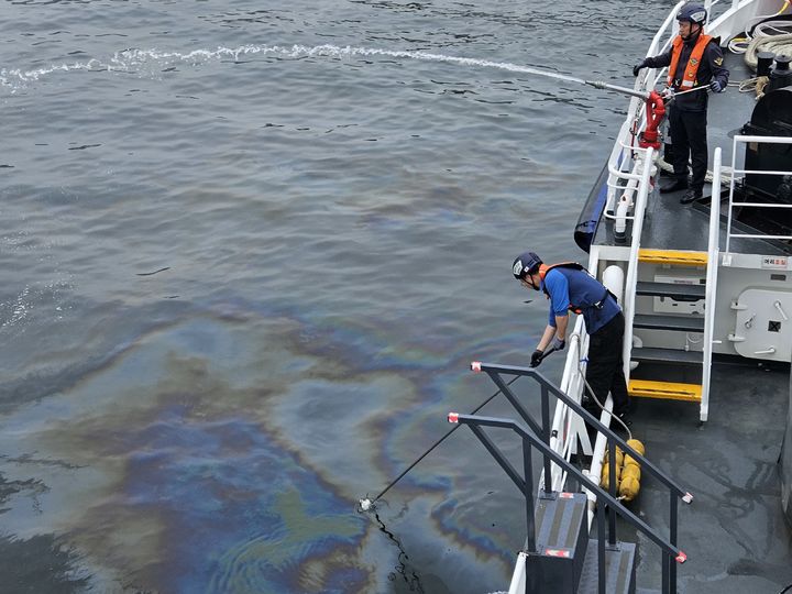 [창원=뉴시스] 강경국 기자 = 11일 오전 경남 창원시 진해구 소모도 인근 해군 부두 내 해군 함정에서 연료유(경유)가 해상에 유출되는 사고가 발생해 창원해경이 긴급 방제작업을 벌이고 있다. (사진=창원해경 제공). 2025.05.11. photo@newsis.com *재판매 및 DB 금지