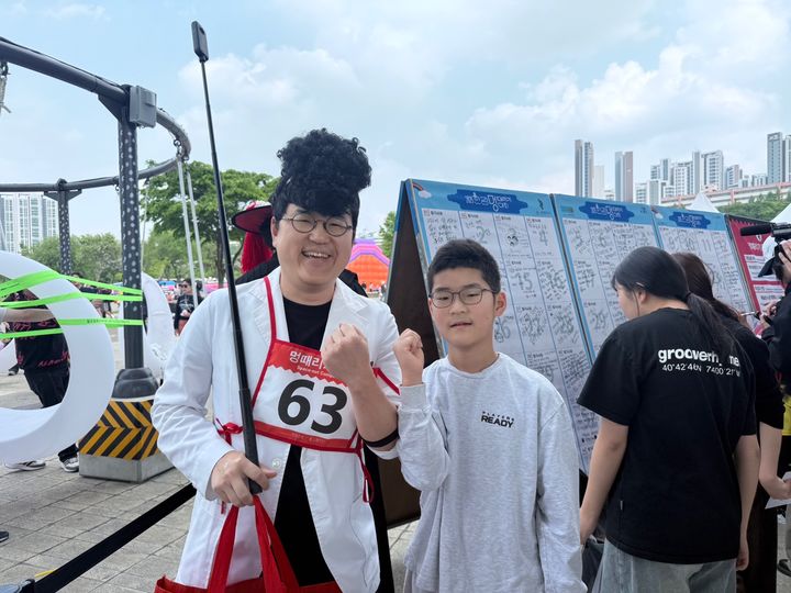 [서울=뉴시스] 2025 한강멍때리기대회에 아들과 함께 참석한 정우열(44)씨. 2025.05.11. crystal@newsis.com *재판매 및 DB 금지