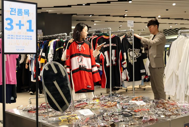 [대구=뉴시스] 롯데백화점 대구점은 전세계 프리미엄 브랜드의 빈티지 중고 상품을 만나볼 수 있는 '슈퍼식스 빈티지 팝업 스토어'를 진행한다. (사진 = 롯데백화점 대구점 제공) 2025.05.11. photo@newsis.com *재판매 및 DB 금지