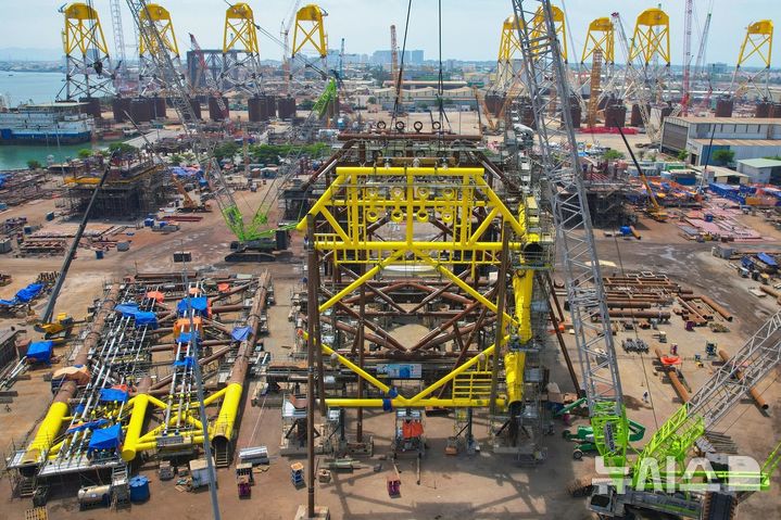 [봉따우=뉴시스] 베트남 15-1/05 생산 플랫폼의 자켓 제작 현장의 모습. (사진=SK이노베이션 제공) 2025.5.13. photo@newsis.com