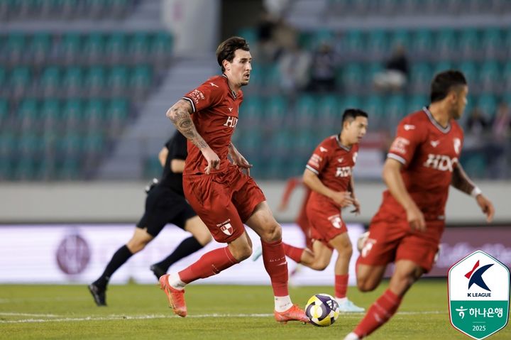 [서울=뉴시스] 프로축구 K리그2 부산 아이파크의 곤잘로. (사진=한국프로축구연맹 제공) *재판매 및 DB 금지