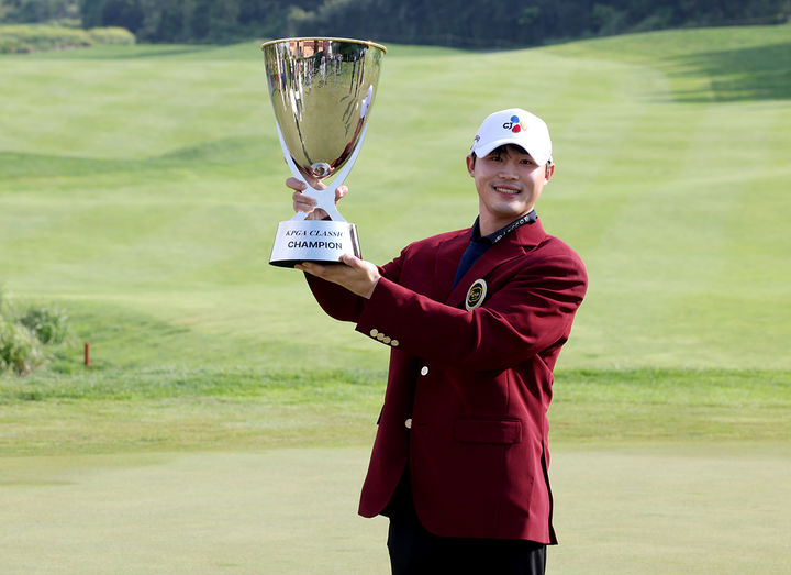 [서울=뉴시스] 한국프로골프(KPGA) 투어 유일의 변형 스테이블포드 방식 대회인 KPGA 클래식에서 우승한 배용준. (사진=KPGA 홈페이지 캡처) *재판매 및 DB 금지