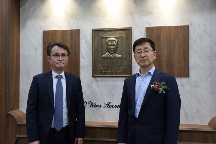 [김해=뉴시스]국내&nbsp; 최초 300승 달성한 '마주' 이종훈씨(오른쪽)와 엄영석 마사회 부산경남본부장.(사진=마사회 부경본부 제공) 2025.05.11.photo@newsis.com *재판매 및 DB 금지