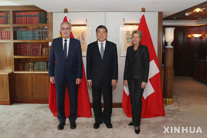 [제네바=신화/뉴시스] 허리펑 중국 국무원 부총리(가운데)가 9일(현지 시간) 스위스에서 카린 켈러 주터 스위스 대통령(오른쪽) 및 가이 파르멜린 스쉬읏 연방의회 부의장을 만나고 있다. 2025.05.12.