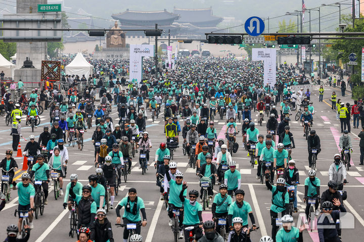 [서울=뉴시스] 정병혁 기자 = 11일 서울 종로구 광화문광장에서 열린 2025 서울 자전거 대행진에서 참가자들이 목적지인 상암 월드컵공원을 향해 힘차게 출발하고 있다. 2025.05.11. jhope@newsis.com
