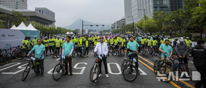 [서울=뉴시스] 정병혁 기자 = 11일 서울 종로구 광화문광장에서 열린 2025 서울 자전거 대행진에서 참가자들이 목적지인 상암 월드컵공원을 향해 힘차게 출발하고 있다. 2025.05.11. jhope@newsis.com