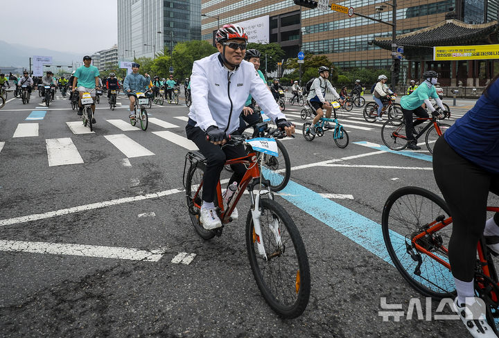 [서울=뉴시스] 정병혁 기자 = 오세훈 서울시장이 11일 서울 종로구 광화문광장에서 열린 2025 서울 자전거 대행진에서 목적지인 상암 월드컵공원을 향해 힘차게 출발하고 있다. 2025.05.11. jhope@newsis.com