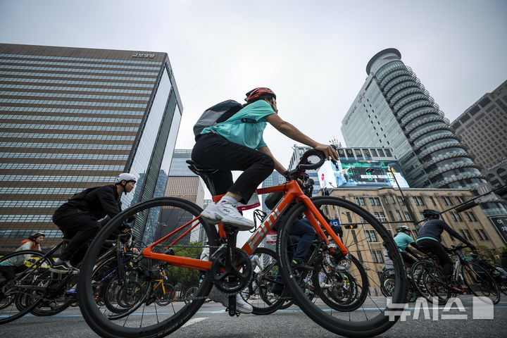 [서울=뉴시스] 정병혁 기자 = 11일 서울 종로구 광화문광장에서 열린 2025 서울 자전거 대행진에서 참가자들이 목적지인 상암 월드컵공원을 향해 힘차게 출발하고 있다. 2025.05.11. jhope@newsis.com