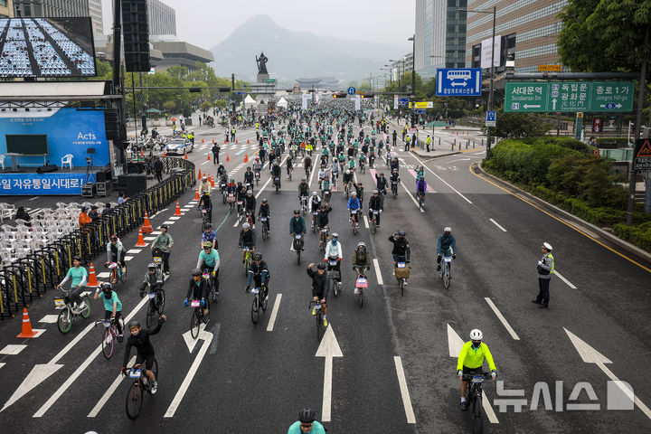 [서울=뉴시스] 정병혁 기자 = 11일 서울 종로구 광화문광장에서 열린 2025 서울 자전거 대행진에서 참가자들이 목적지인 상암 월드컵공원을 향해 힘차게 출발하고 있다. 2025.05.11. jhope@newsis.com