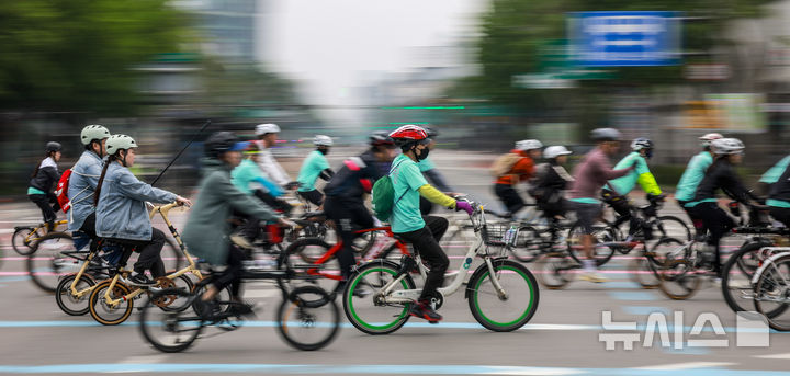 [서울=뉴시스] 정병혁 기자 = 11일 서울 종로구 광화문광장에서 열린 2025 서울 자전거 대행진에서 참가자들이 목적지인 상암 월드컵공원을 향해 힘차게 출발하고 있다. 2025.05.11. jhope@newsis.com