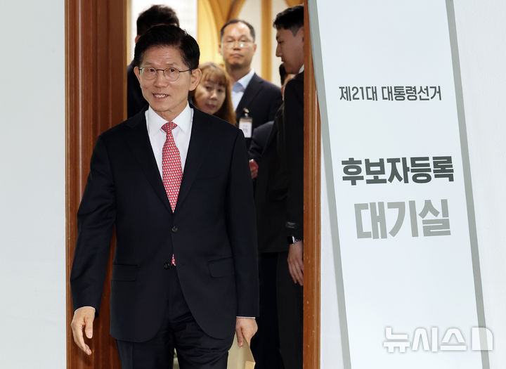 [과천=뉴시스] 권창회 기자 = 김문수 국민의힘 대선 후보가 11일 오전 경기 과천시 중앙선거관리위원회에서 제21대 대통령선거 후보 등록을 위해 입장하고 있다. (공동취재) 2025.05.11. photo@newsis.com