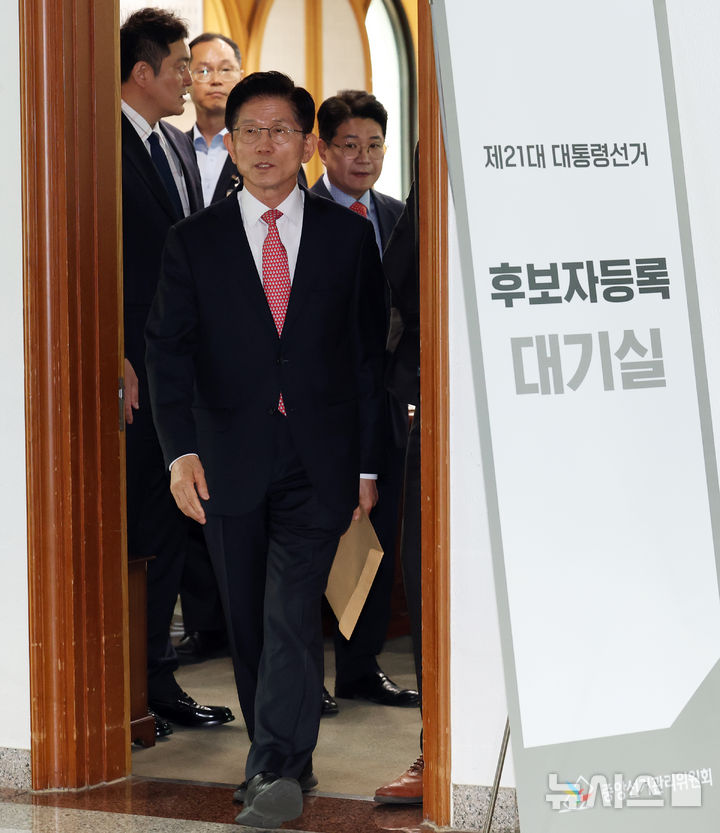 [과천=뉴시스] 권창회 기자 = 김문수 국민의힘 대선 후보가 11일 오전 경기 과천시 중앙선거관리위원회에서 제21대 대통령선거 후보 등록을 위해 입장하고 있다. (공동취재) 2025.05.11. photo@newsis.com