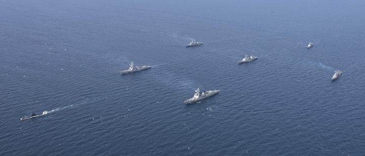 [서울=뉴시스] 최진석 기자 = 한미 연합 해군이 8일 동해상에서 전술기동을 하고 있다. 한미 해군은 5월 8일부터 11일까지 동해에서 적의 해상도발에 대한 즉각적인 대응태세를 확립하고 연합작전 수행능력을 강화하기 위한 연합 해상훈련을 진행했다.&nbsp; 왼쪽부터 잠수함(SS-II), 미 해군 윌리엄로렌스함(DDG), 율곡이이함(DDG), 양만춘함(DDH-Ⅰ), 대조영함(DDH-II), 광개토대왕함(DDH-Ⅰ), 대구함(FFG-II). (사진=해군 제공) 2025.05.11. photo@newsis.com *재판매 및 DB 금지