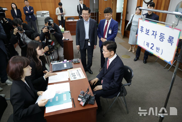 [과천=뉴시스] 권창회 기자 = 김문수 국민의힘 대선 후보가 11일 오전 경기 과천시 중앙선거관리위원회에서 제21대 대통령선거 후보 등록을 하고 있다. (공동취재) 2025.05.11. photo@newsis.com