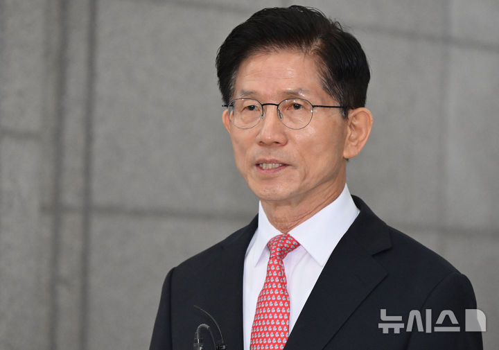 [과천=뉴시스] 권창회 기자 = 김문수 국민의힘 대선 후보가 11일 오전 경기 과천시 중앙선거관리위원회에서 제21대 대통령선거 후보 등록을 마치고 브리핑을 하고 있다. (공동취재) 2025.05.11. photo@newsis.com