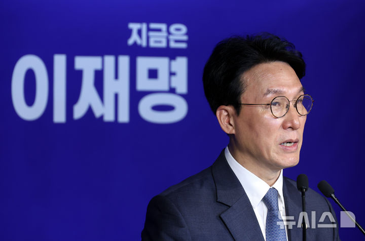 [서울=뉴시스] 고승민 기자 = 김민석 더불어민주당 상임 공동선대위원장이 11일 서울 여의도 당사에서 김문수 국민의힘 후보 확정 관련 입장을 발표하고 있다. 2025.05.11. kkssmm99@newsis.com