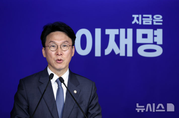 [서울=뉴시스] 고승민 기자 = 김민석 더불어민주당 상임 공동선대위원장이 11일 서울 여의도 당사에서 김문수 국민의힘 후보 확정 관련 입장을 발표하고 있다. 2025.05.11. kkssmm99@newsis.com
