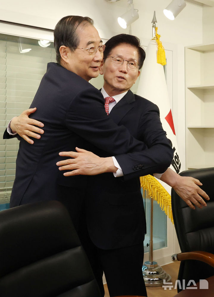 [서울=뉴시스] 권창회 기자 = 김문수 국민의힘 대선 후보가 11일 오전 서울 여의도 국민의힘 당사 내 대통령 후보실에서 한덕수 전 국무총리와 포옹하고 있다. (공동취재)2025.05.11. photo@newsis.com