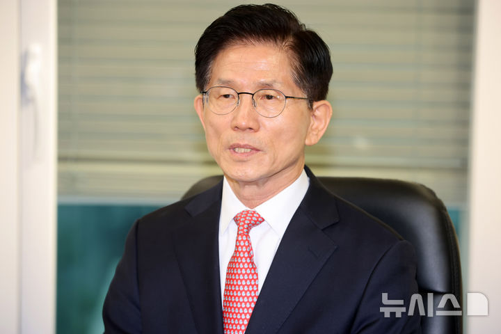 [서울=뉴시스] 권창회 기자 = 김문수 국민의힘 대선 후보가 11일 오전 서울 여의도 국민의힘 당사 내 대통령 후보실에서 한덕수 전 국무총리와 회동하며 발언하고 있다. (공동취재) 2025.05.11. photo@newsis.com