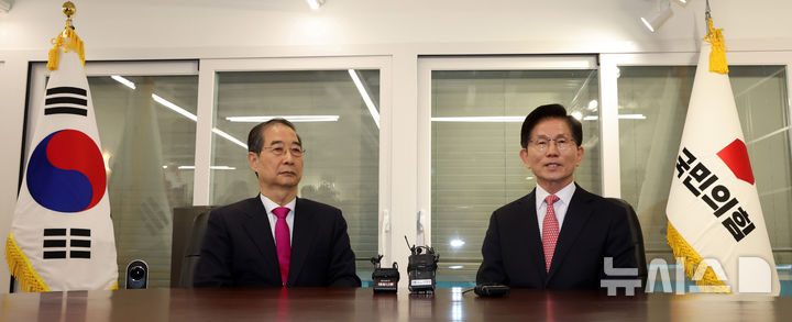 [서울=뉴시스] 권창회 기자 = 김문수 국민의힘 대선 후보가 11일 오전 서울 여의도 국민의힘 당사 내 대통령 후보실에서 한덕수 전 국무총리와 회동하고 있다. (공동취재) 2025.05.11. photo@newsis.com