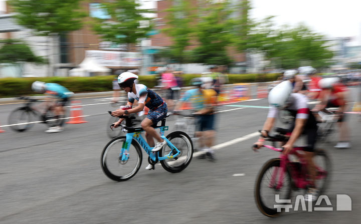 [대구=뉴시스] 이무열 기자 = 11일 대구 수성구 수성못과 신천동로에서 열린 ‘제21회 대구광역시장배 전국철인3종대회’에 출전한 참가자들이 힘차게 사이클 페달을 밟고 있다. 2025.05.11. lmy@newsis.com