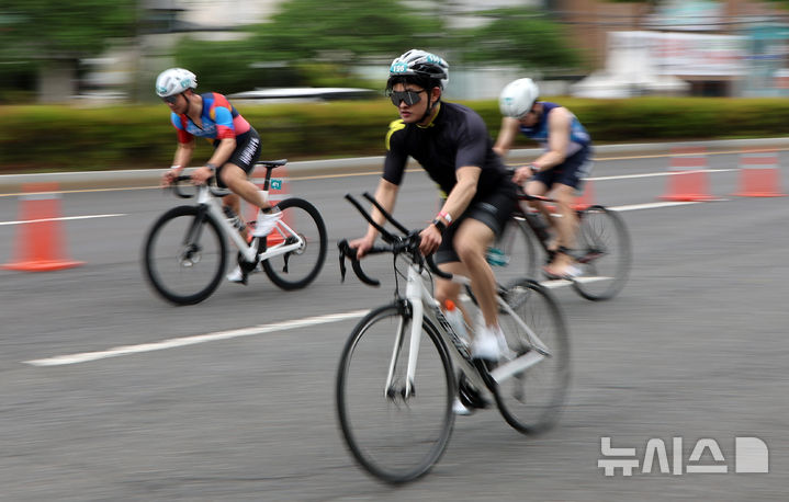 [대구=뉴시스] 이무열 기자 = 11일 대구 수성구 수성못과 신천동로에서 열린 ‘제21회 대구광역시장배 전국철인3종대회’에 출전한 참가자들이 힘차게 사이클 페달을 밟고 있다. 2025.05.11. lmy@newsis.com